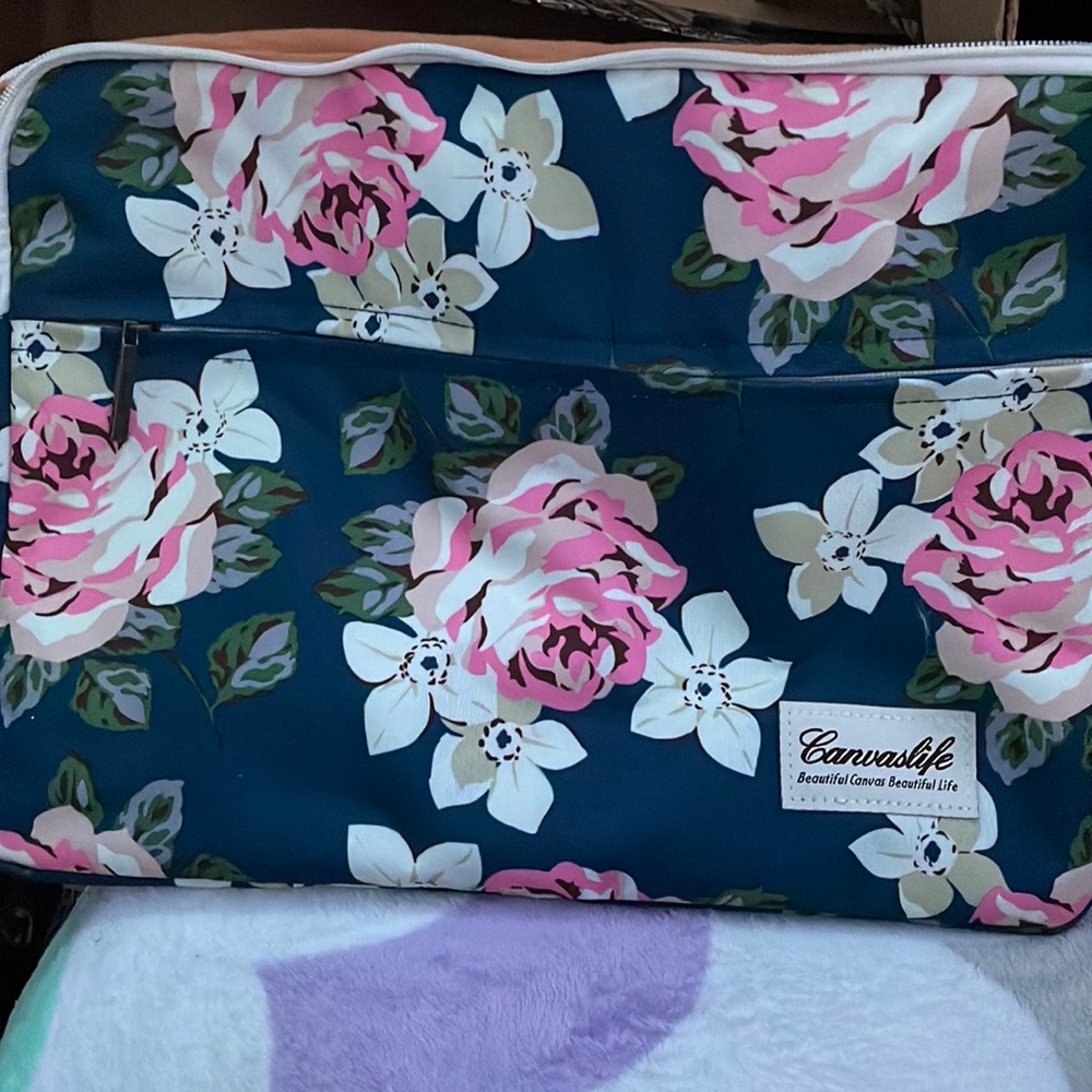 Floral laptop zipper carrying bag. Make me an offer!
